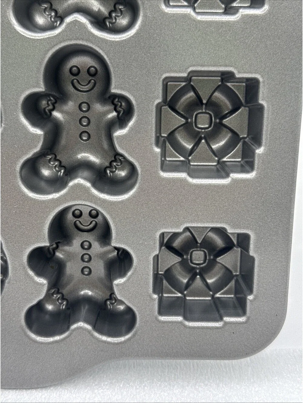 Nordic Ware 16 Holiday Teacakes Cakelet Pan Gifts Gingerbread Wreath Snowflake